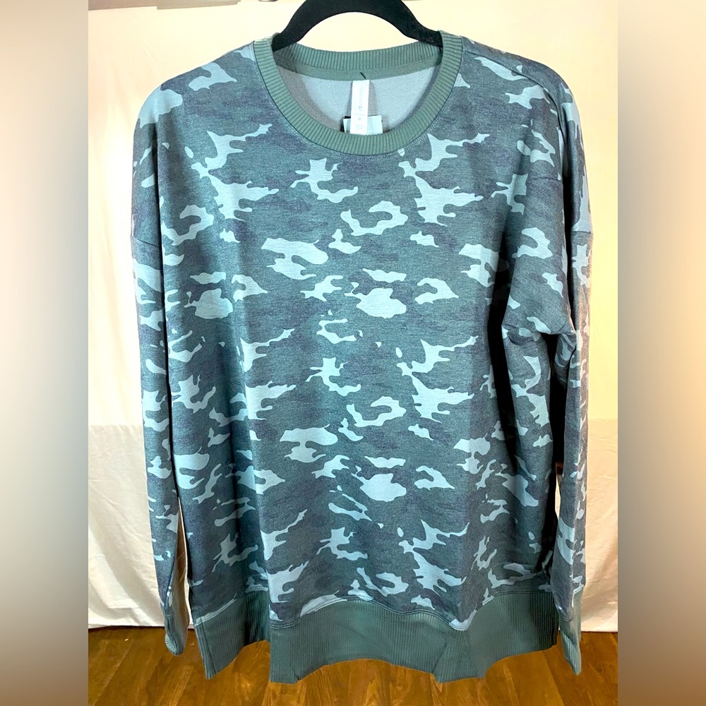 Cute cozy and casual Ideology Camo sweater shirt. Black and gray size M